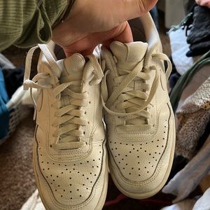 White Nike sneakers sz 8